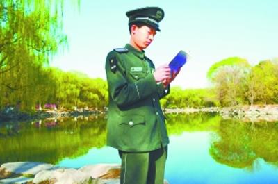 甘相偉在未名湖畔。